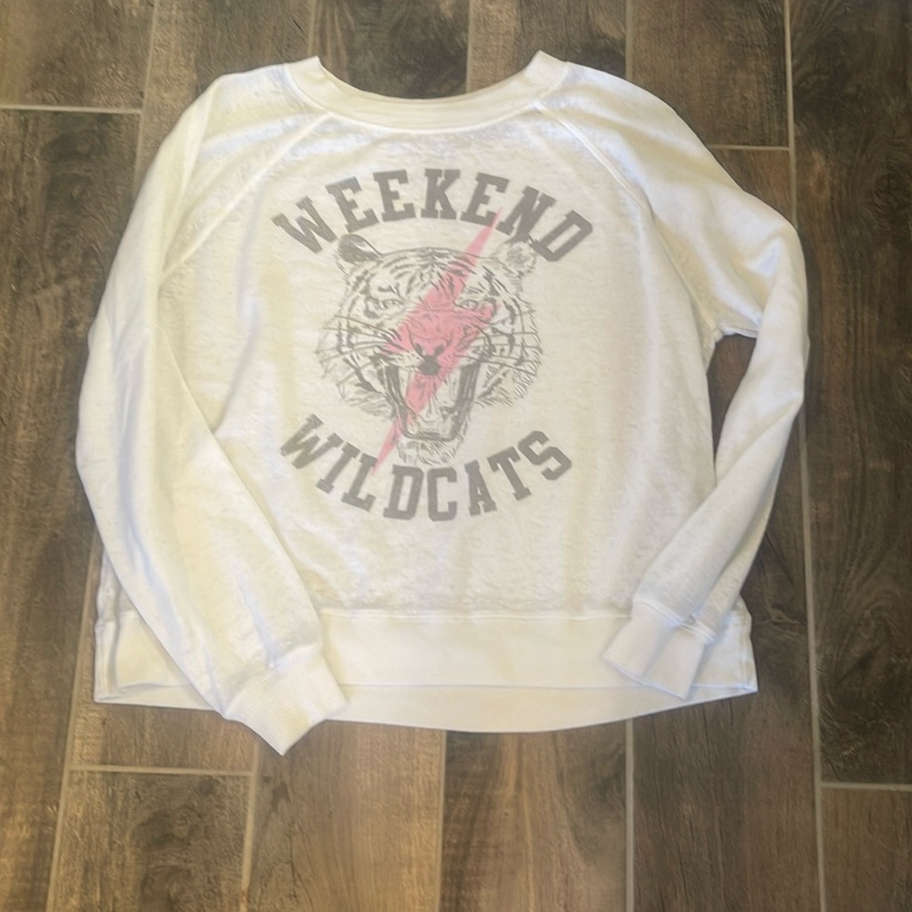 New with out tags, lightweight super adorable sweatshirt size medium (2)